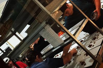 On s'affaire en cuisine   © Auberge du Chemin Faisant