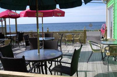 La terrasse avec vue sur le fleuve   © Restaurant L'eau à la bouche
