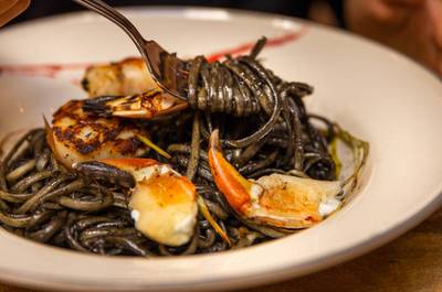 Pâtes aux fruits de mer à l'encre de seiche