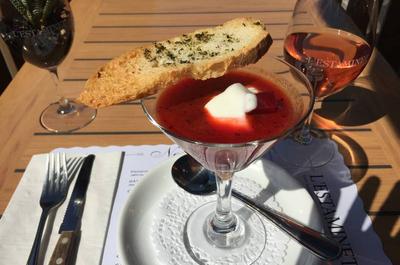 Soupe froide et rosé en terrasse
