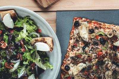 Pizza végétarienne de luxe et salade chèvre chaud   © La Piazzetta