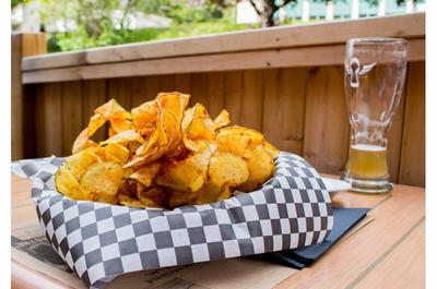 Chips maison et bière   © Dios Photographie