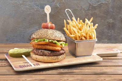 Burger double au fromage   © Shaker Cuisine & Mixologie
