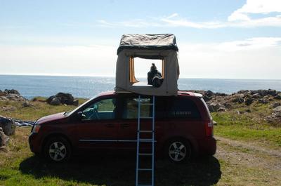 Sortir la tente de toit en Gaspésie   © Le Baroudeur
