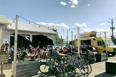 Vue extérieure de la terrasse   © Brasserie distillerie Champ libre