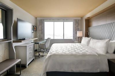 Chambre avec très grand lit