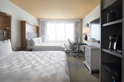 Chambre avec deux grand lits