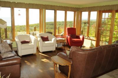 Salon avec vue montagne
