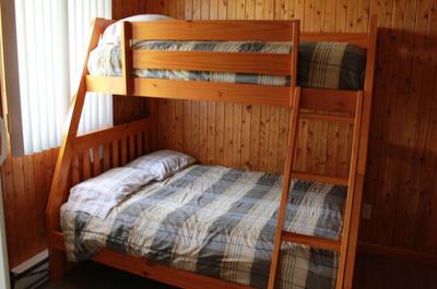Chalet principal avec lits superposés