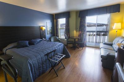 Chambre avec très grand lit et balcon privé
