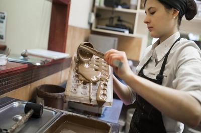 Chocolatière en création   © Chocolaterie Érico, Laetitiaphotographe