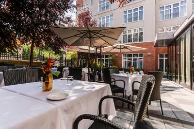 Restaurant terrasse dans les jardins