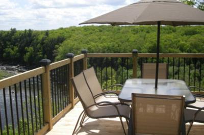 Terrasse avec vue sur la rivière