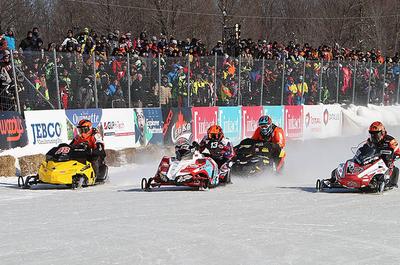 Motoneige sur ovale de glace   © M.Brault