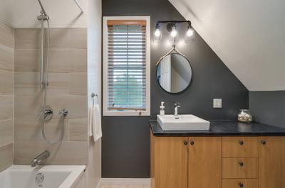 Salle de bain au 2e étage   © TonChalet.ca