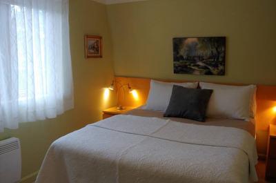 Chambre - lit queen   © L.Audette