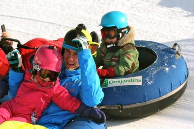 Du plaisir en glissade d'hiver