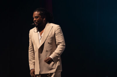 Avec HAPPY, son 10e spectacle solo Anthony Kavanagh déride un Olympia comble!
