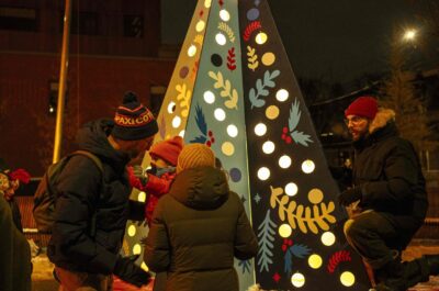 Mon Beau Sapin sur l’Avenue ! Célébrer le merveilleux et la générosité / chorale, musique trad, gigueurs, personnages merveilleux… début des festivités sur l’avenue du Mont-Royal