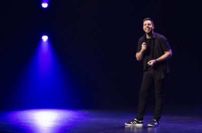 Sam Breton retrouve la scène… et un public conquis ! Déjà 60 000 billets vendus pour GA-LÉ ALLER !