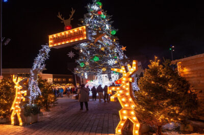 Kiosques illuminés du Marché de Noël européen de Saguenay en soirée
