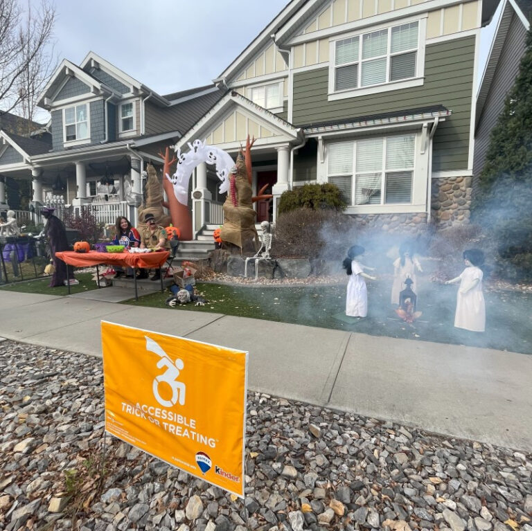 Affiche L’Halloween accessible à tous devant une maison décorée