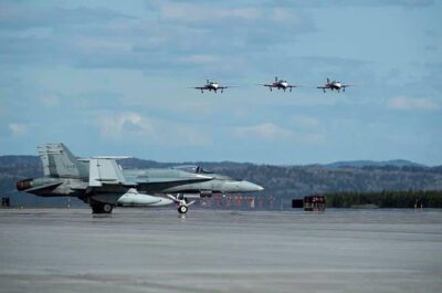 Les snowbirds sont passés dans le ciel de Granby vers 13h20 et ça donne ceci!! C’est vraiment impressionnant!